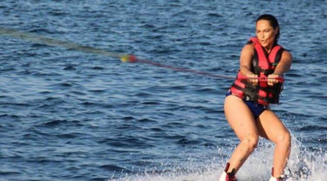 Masumiyet Dizisinden Hlya Av?ar Gitti?i Tatilde Wakeboard ?ovu Yapt? 