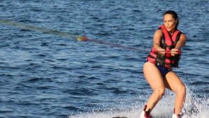 Masumiyet Dizisinden Hlya Av?ar Gitti?i Tatilde Wakeboard ?ovu Yapt? 