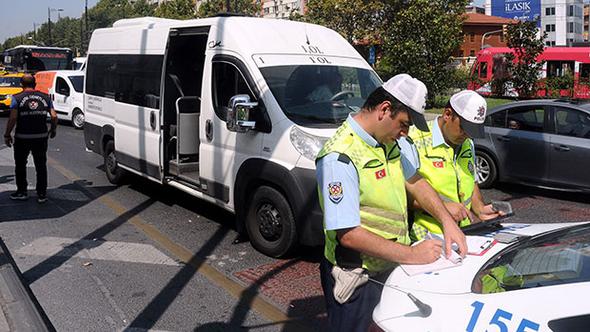 ?stanbul'da Okul Servisi Denetimdeki Ehliyet Skandal? Polisi ?ok Etti 