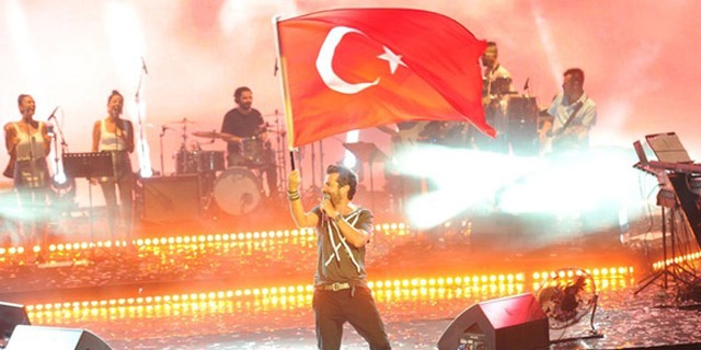 Kenan Do?ulu'dan Trk Bayrakl? Konser A?l???